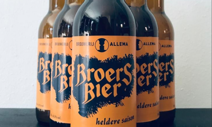 Vijf flesjes Broers Bier saison op een tafel